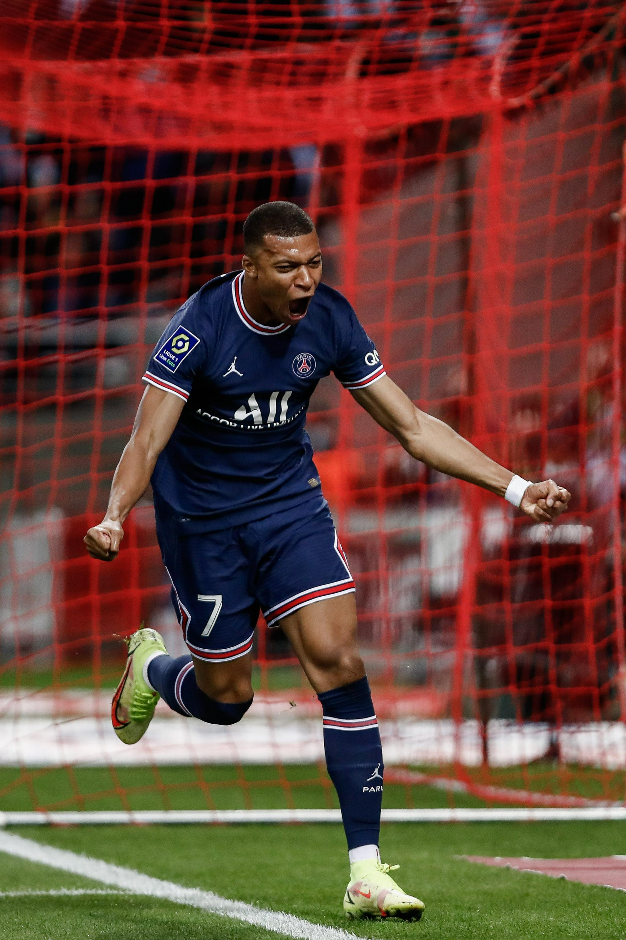 西班牙足协宣传反家暴：面对家庭暴力，直接出示红牌