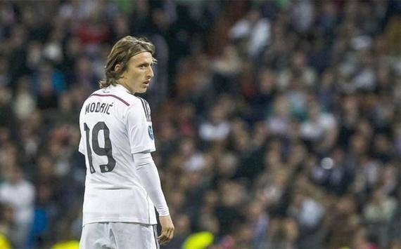 贝克汉姆的球队夺冠，全家相拥庆祝，14岁金发小七很夺目