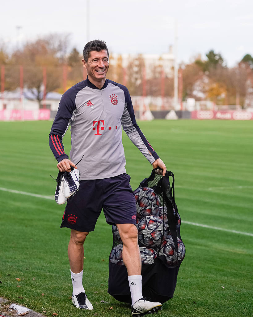 关键时刻挺身而出，帕罗特是爱尔兰首位世预赛客场戴帽的球员