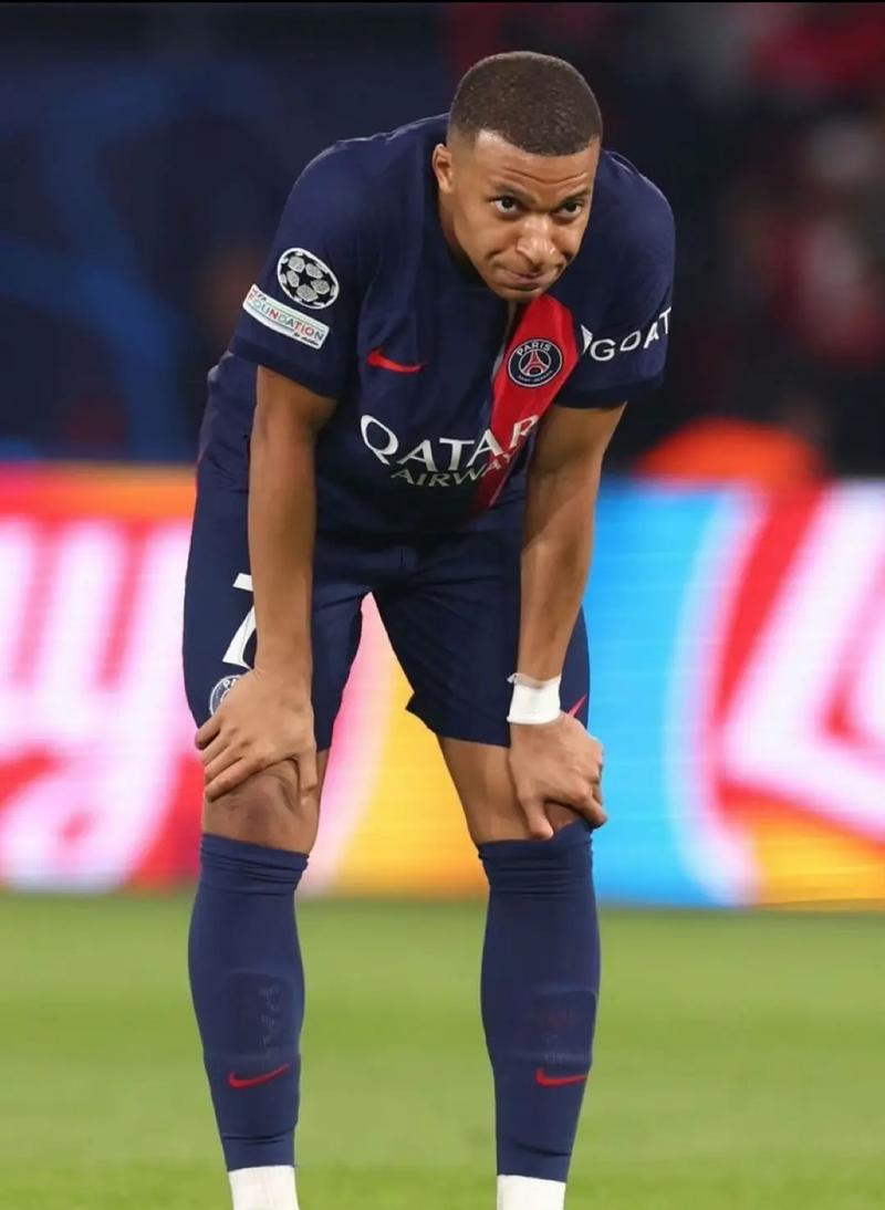 拜仁官方：格纳布里因膝盖问题缺席今日比赛